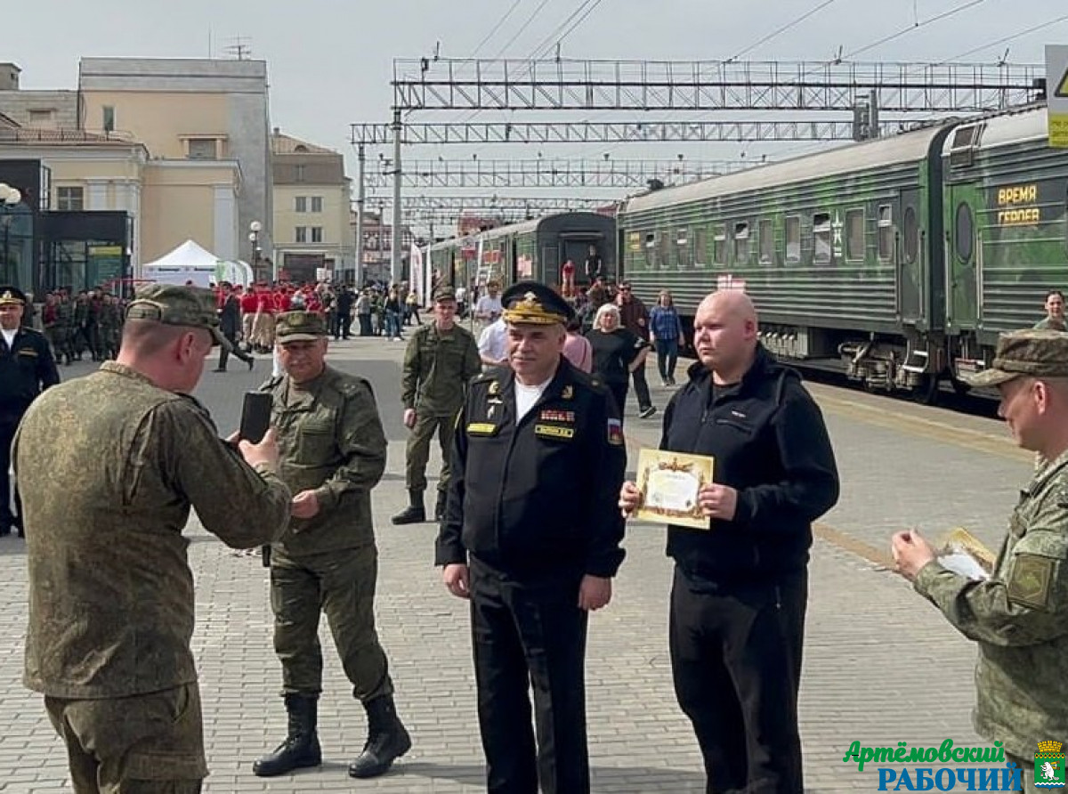 Награждение во время остановки в Екатеринбурге/ Фото: предоставлено В. Князевым