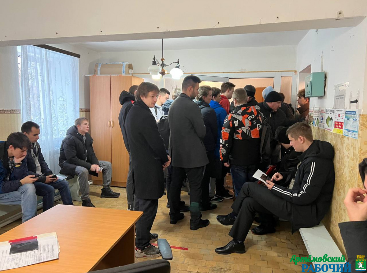 Фото Галины Таскиной. В пятницу на призывном пункте Артемовского было многолюдно. Работает призывная комиссия.