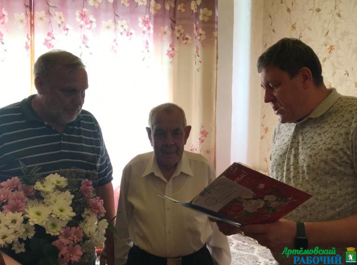 Депутат Думы АГО А. Малых и глава АГО К. Трофимов поблагодарили ветерана за достойный труд