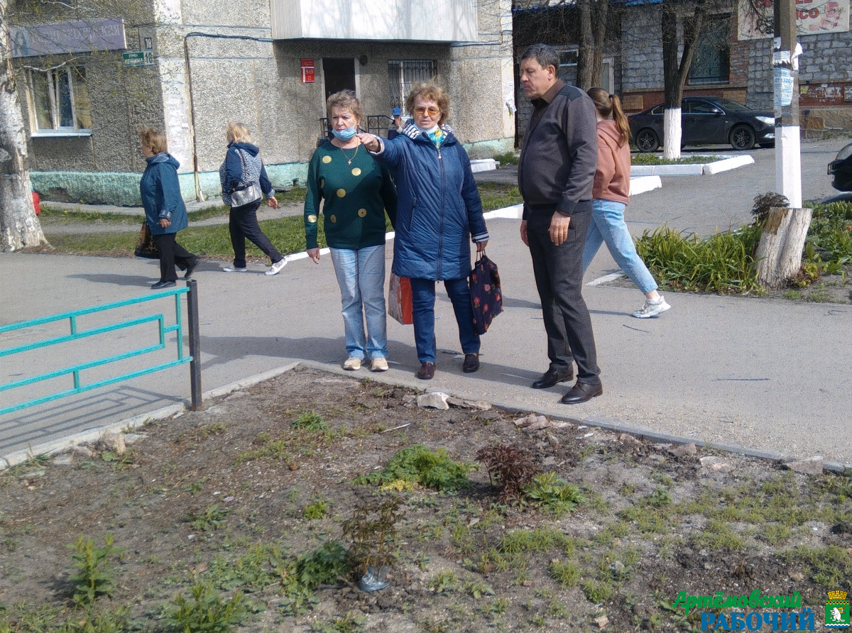 Л. Фролова (в центре) вместе с главой К. Трофимовым прошла по городу и высказала свои предложения по благоустройству территории 
