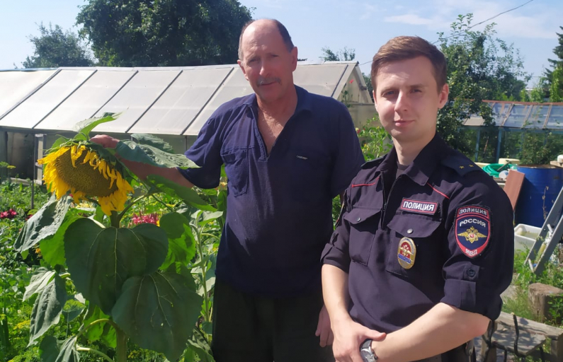 Фото предоставлено ОМВД. Артемовские полицейские проводят разъяснительные беседы с садоводами 