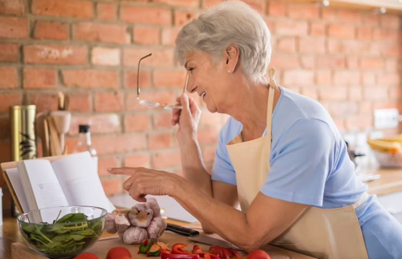 Фото с сайта https://ru.freepik.com/. Особенности питания пожилых людей имеют множество нюансов. 