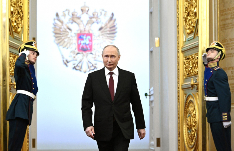 В. Путин входит в Андреевский зал/Фото: с сайта Кремля