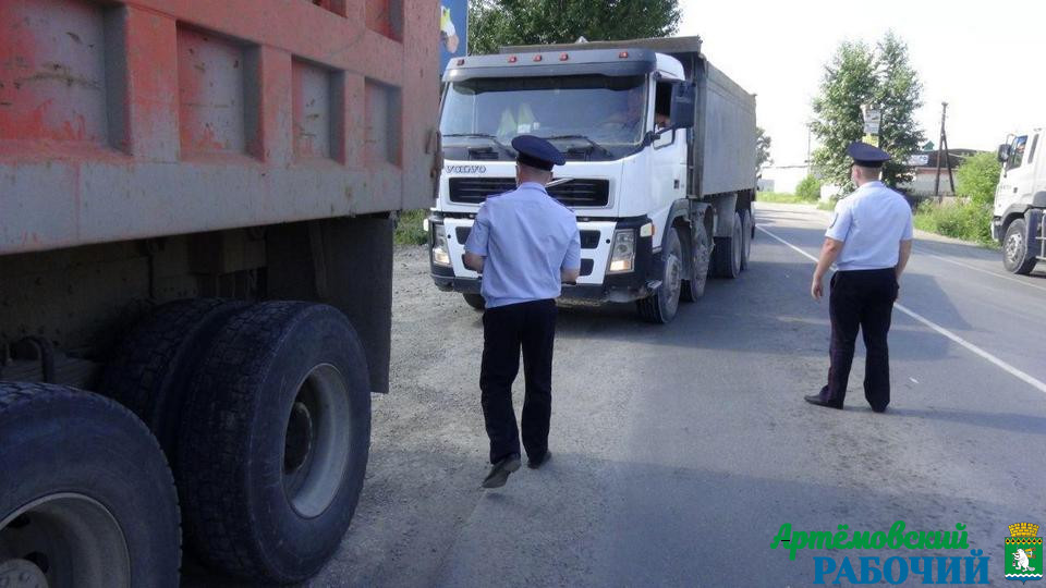 Проверка на дорогах: контролировали грузовые перевозки