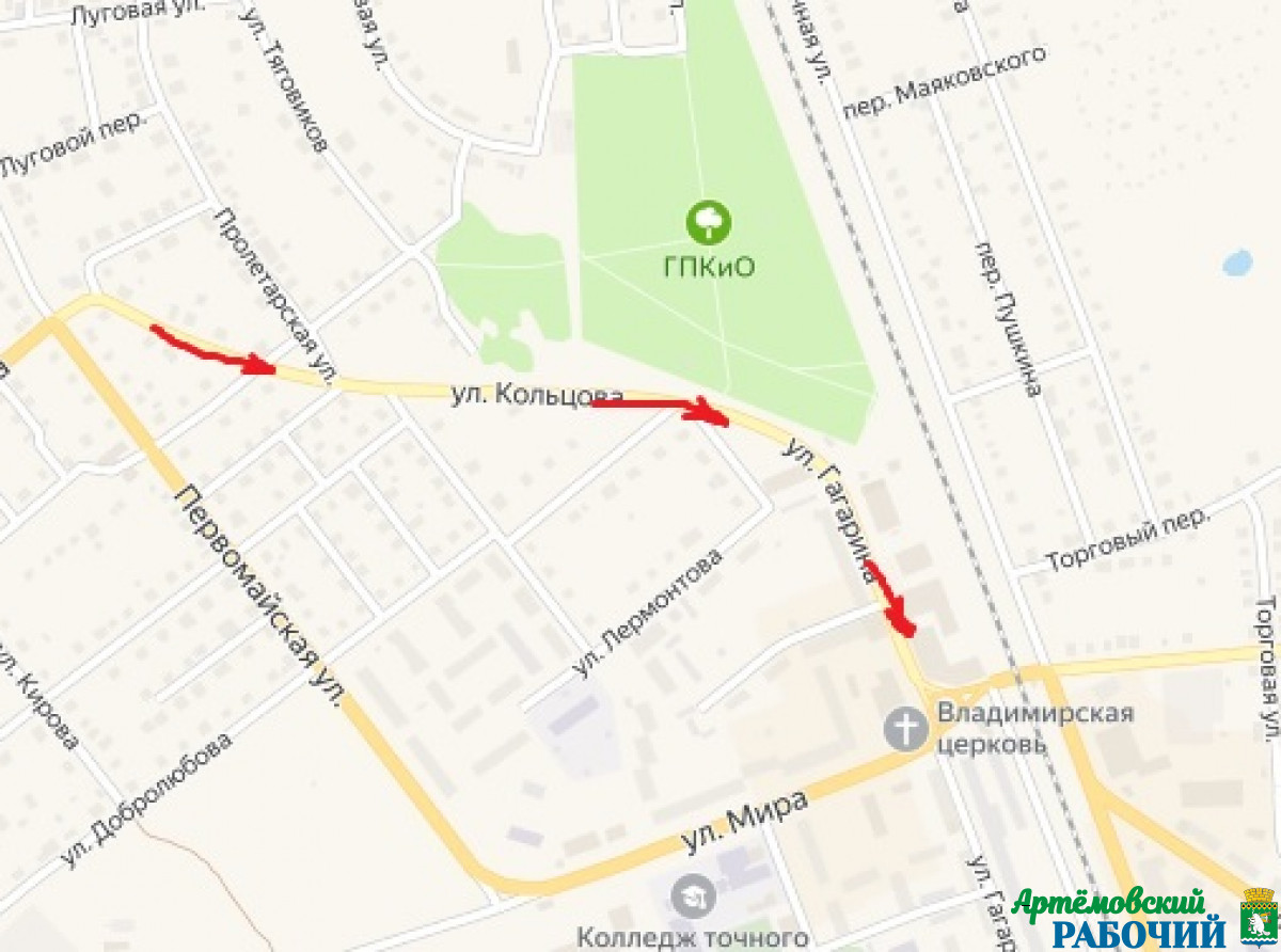 Скрин карты https://yandex.ru/maps. Красные стрелочки указывают, по какому маршруту пойдет общественный транспорт в объезд перекрытой ул. Первомайской (действует в обоих направлениях).