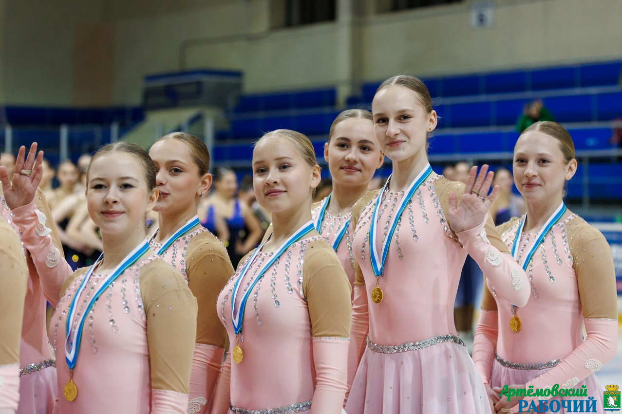 Денис Паслер поздравил свердловских фигуристок с победой во Всероссийских соревнованиях «Кубок Урала»