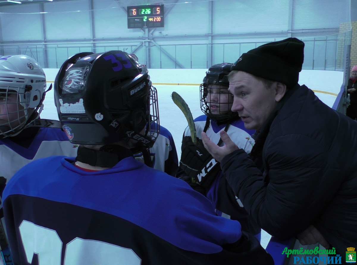 Фото Евгения Баченина. В выходные артемовские хоккеисты встречались со сверстниками из Талицы и п. Лосиный