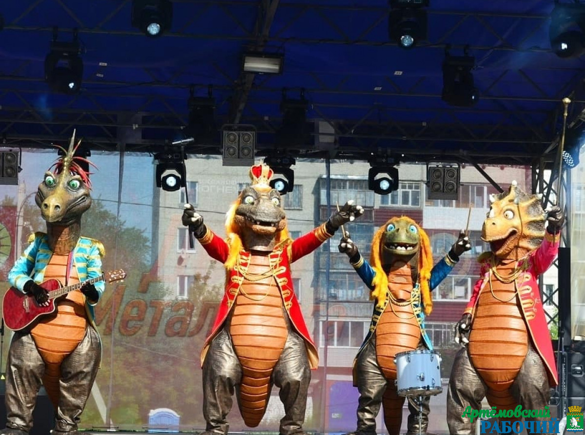 Фото группы предоставлены сообществом "Поющие динозавры" в Вк. Вот это шоу!