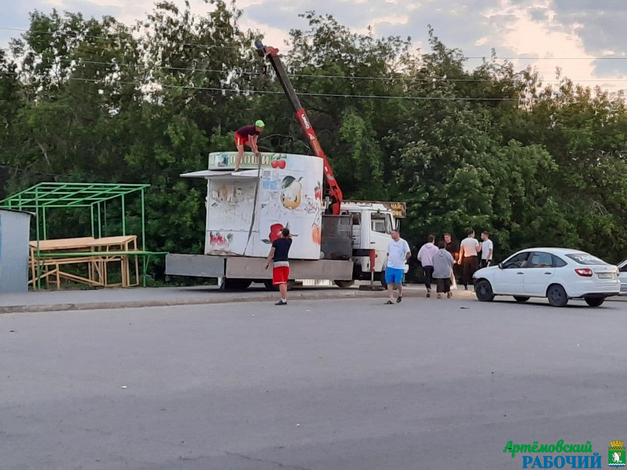 В центре Артемовского убрали незаконный киоск 
