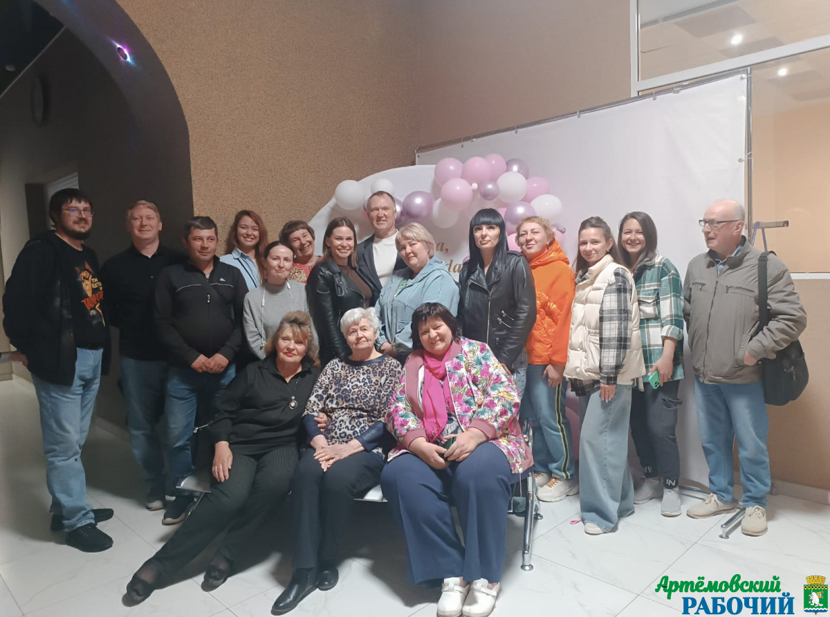 На фото: артемовские журналисты в день рождения газеты "Егоршинские вести" 