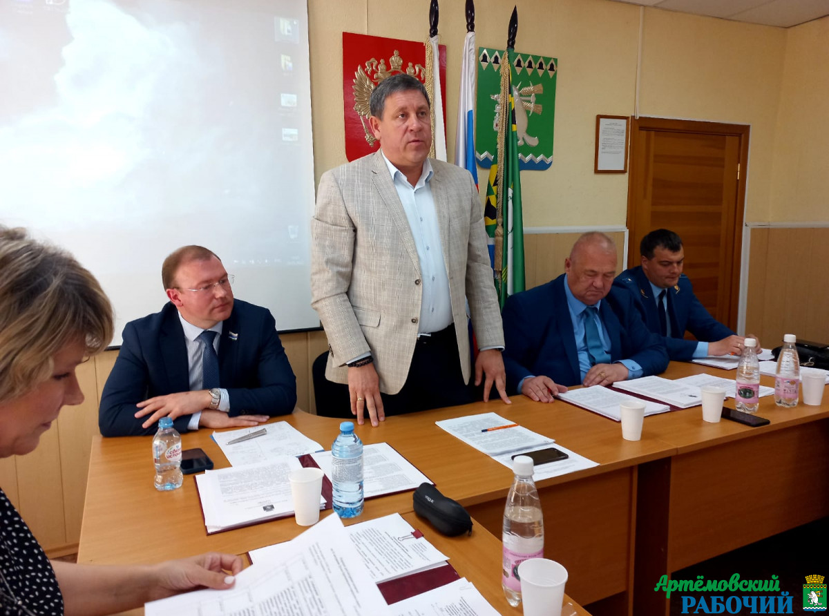 Фото: Василий Ергашев. Глава К. Трофимов отчитался за деятельность в 2021 году и поблагодарил всех за совместную работу