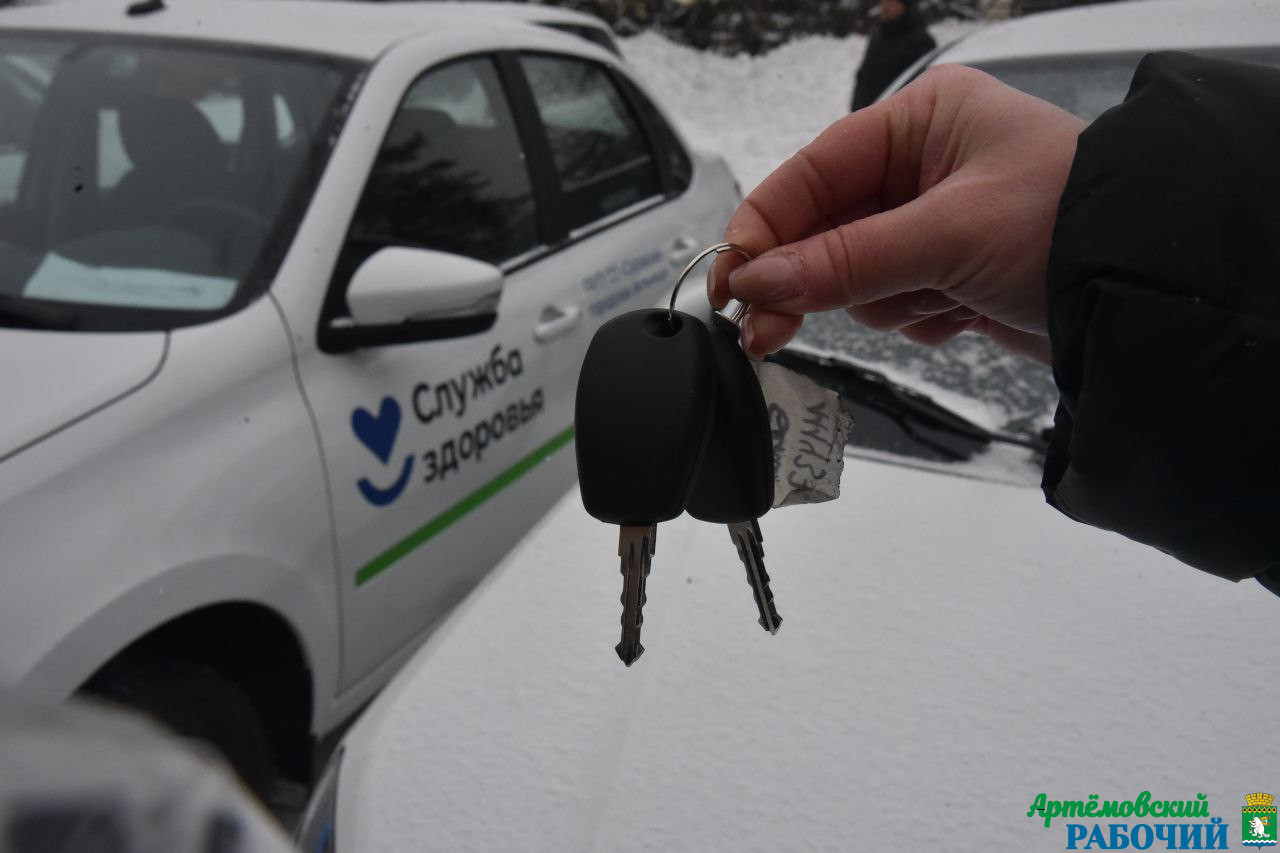 Артёмовская ЦРБ получила три новых легковых автомобиля для своей амбулаторной службы