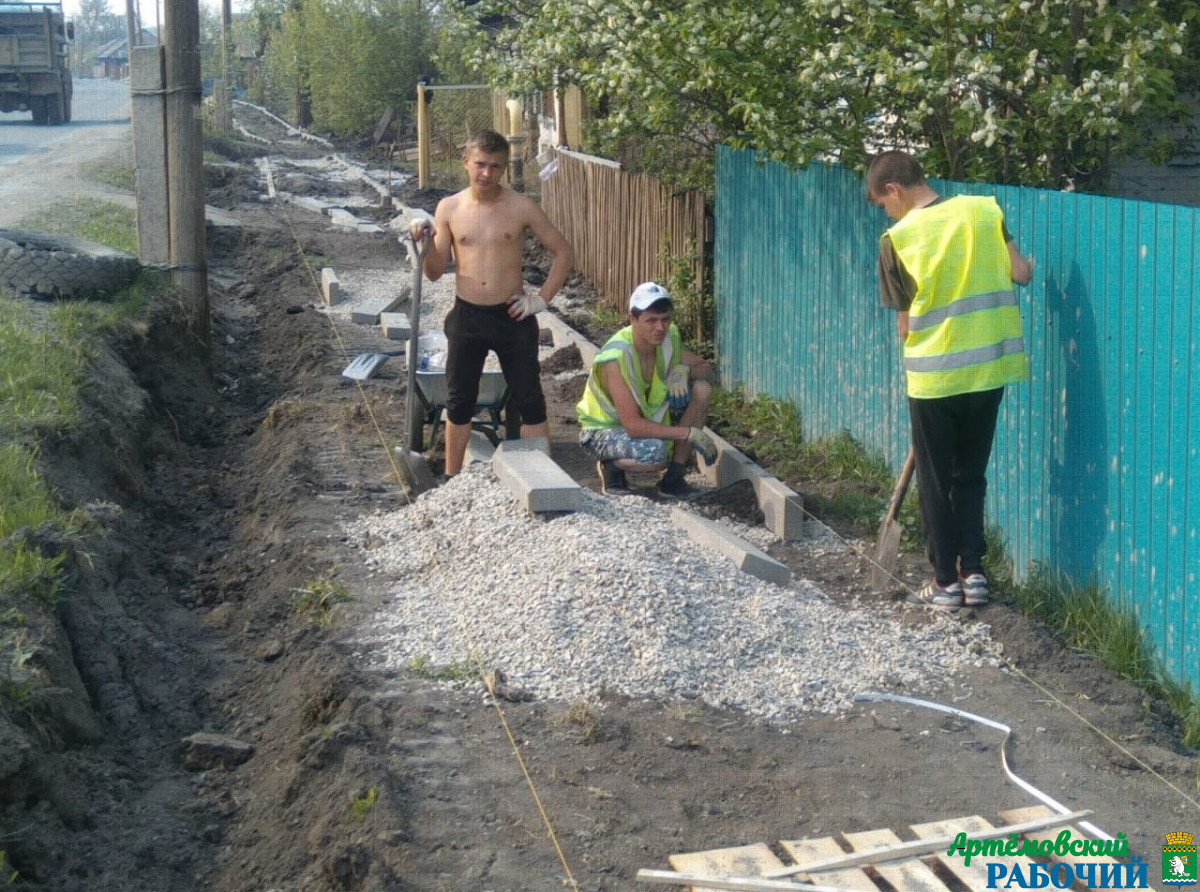 На ул. Советской подрядчик выставляет бордюрные камни и укладывает водопропускные трубы