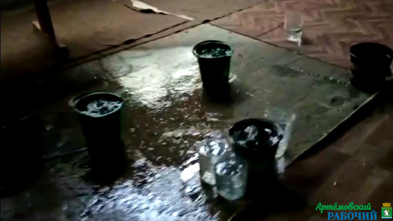Протечки на потолке, лужи на полу. В Артемовском районе затопило спорткомплекс