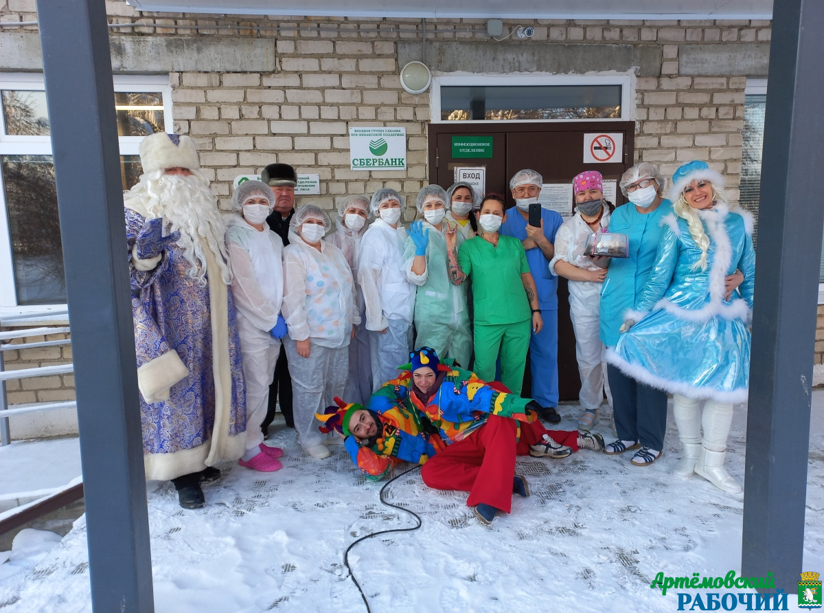 Фото Василия Ергашева. Медикам подарили немного радости и праздничного настроения