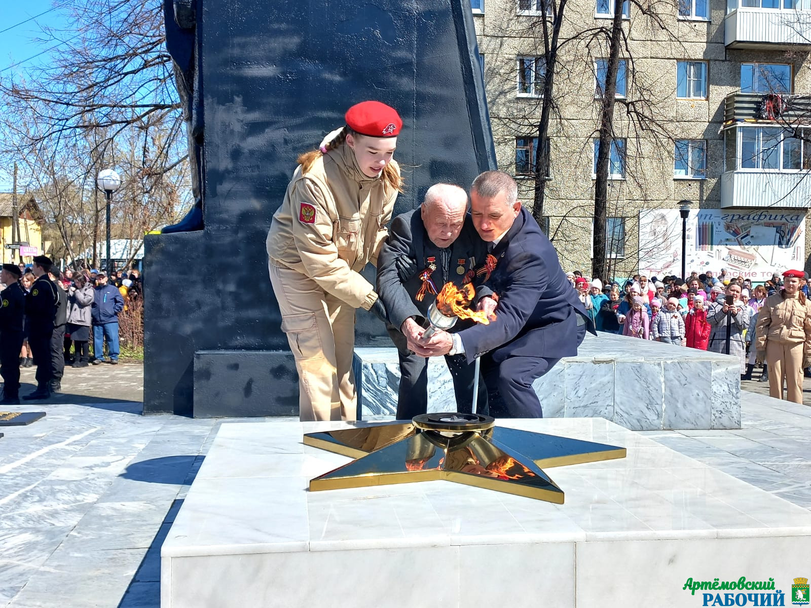 Александр Шарапов зажег Вечный огонь в память о победителях