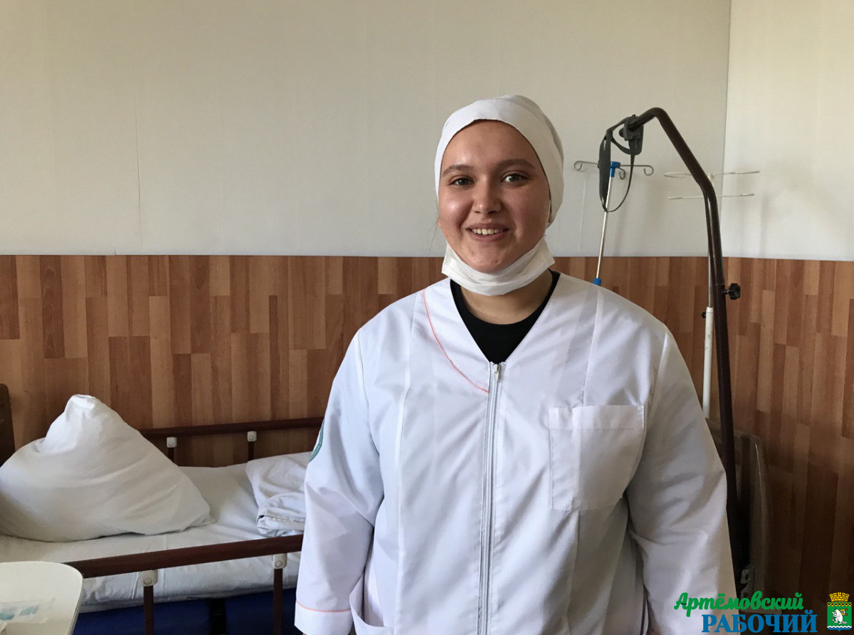 Фото Ольги Гладких. Медсестре процедурной неврологического отделения Елене Зыряновой нравятся и работа, и коллеги, и пациенты.