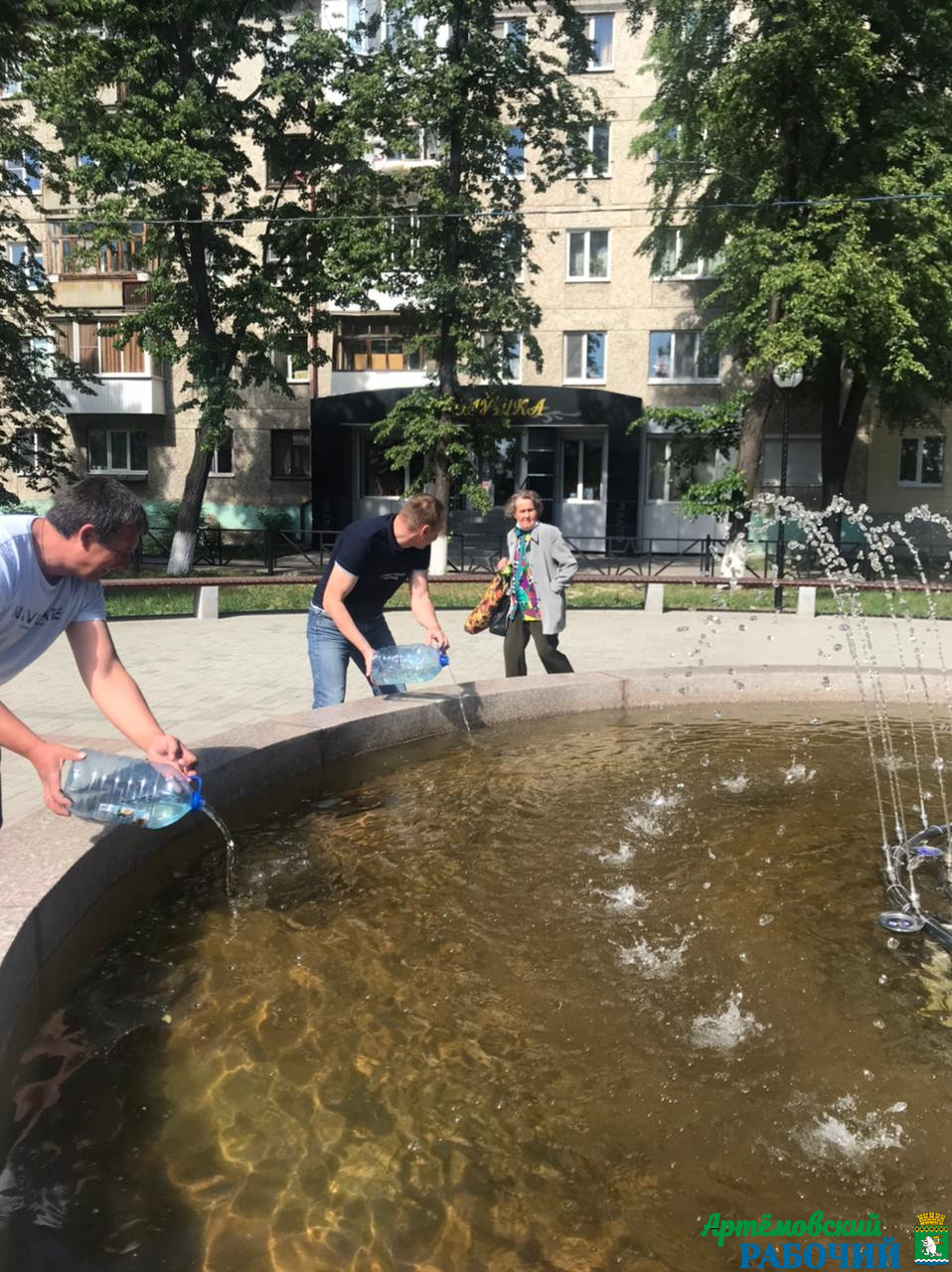 В Артемовском в городской фонтан запустили бактерии 