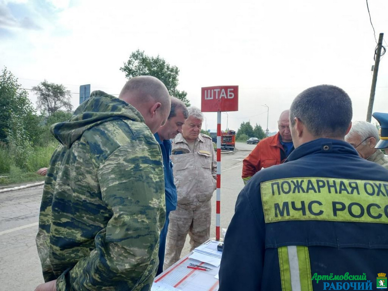 Свыше 100 сотрудников Уральской авиабазы продолжают бороться с лесным пожаром в Невьянском районе, где расположено село Шайдуриха