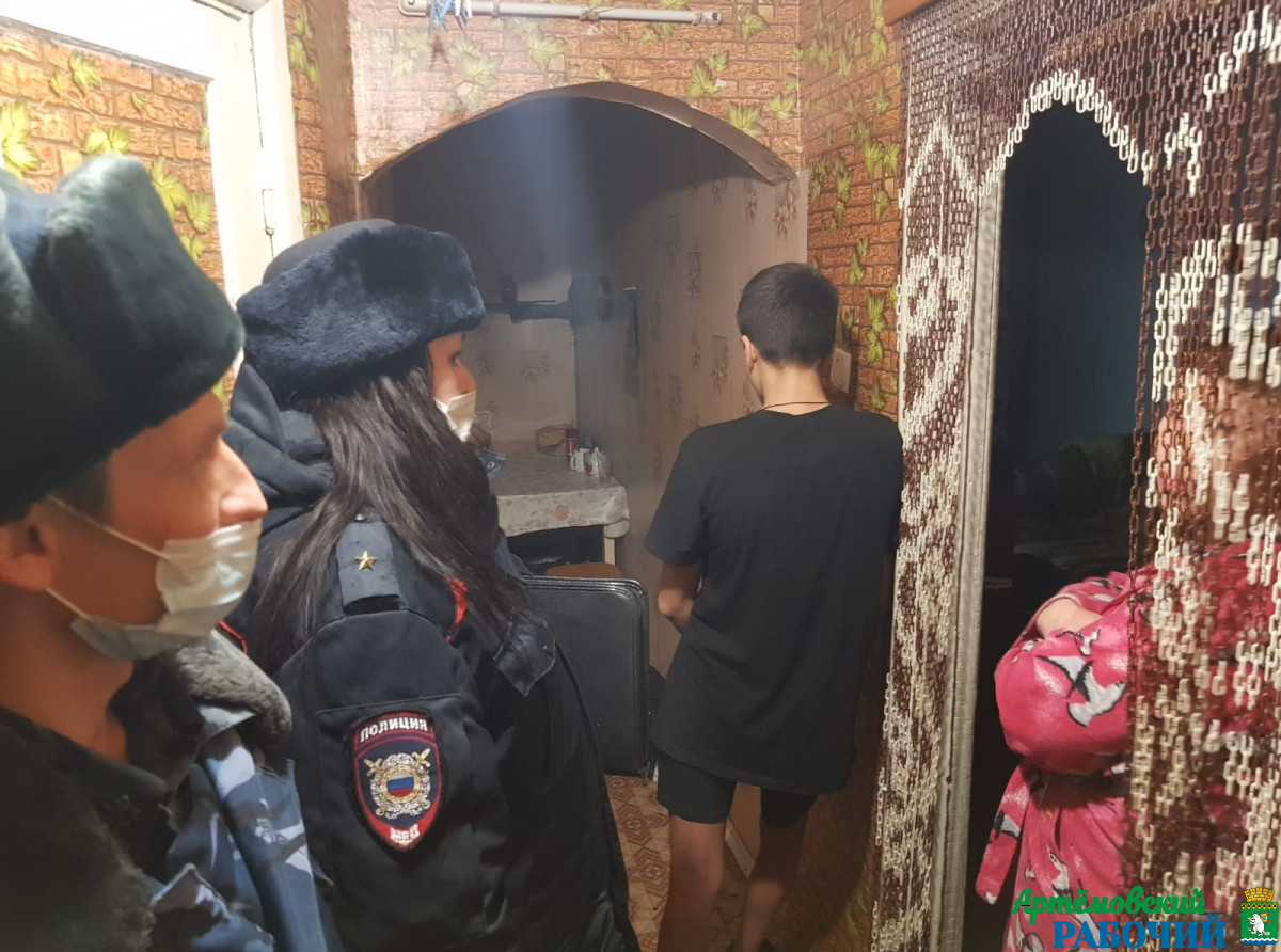 Фото ОМВД. Полицейские проверили семьи в старой части города, в районе станции Егоршино, в п. Красногвардейском. 
