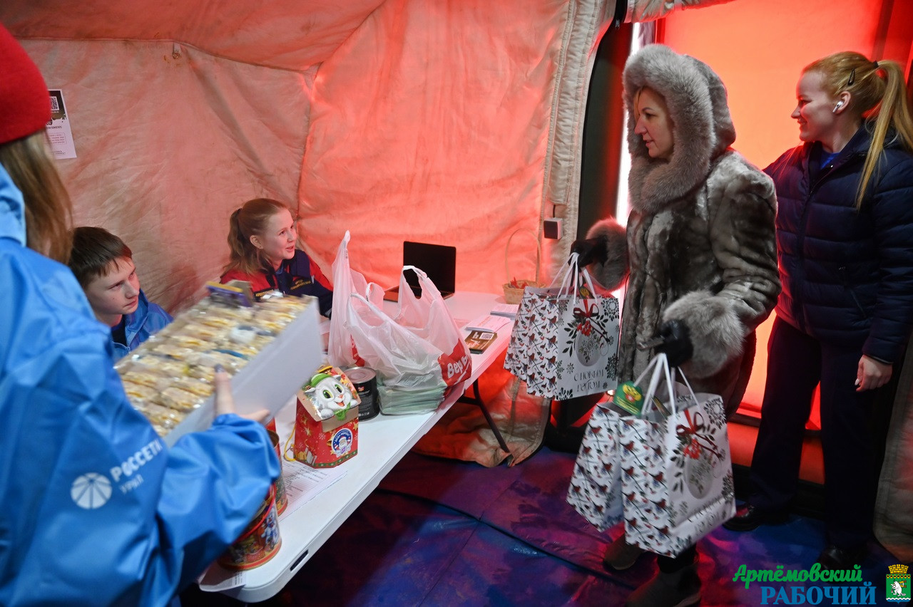 Передай привет бойцам. В Екатеринбурге открылся павильон для сбора новогодних подарков для мобилизованных уральцев 