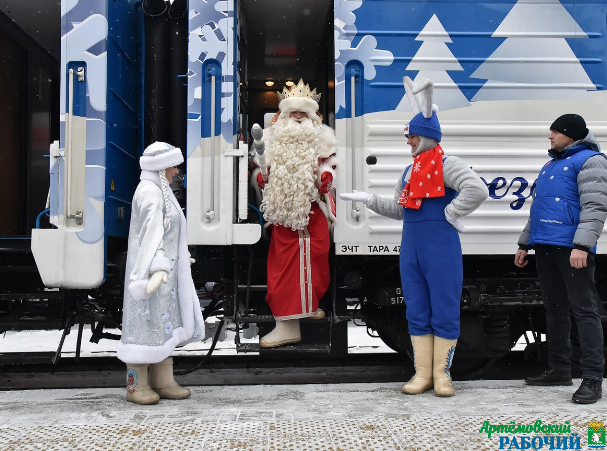 Фото ДИП Свердловской области. Дед Мороз с визитом побывает боле чем в 100 городах нашей страны.