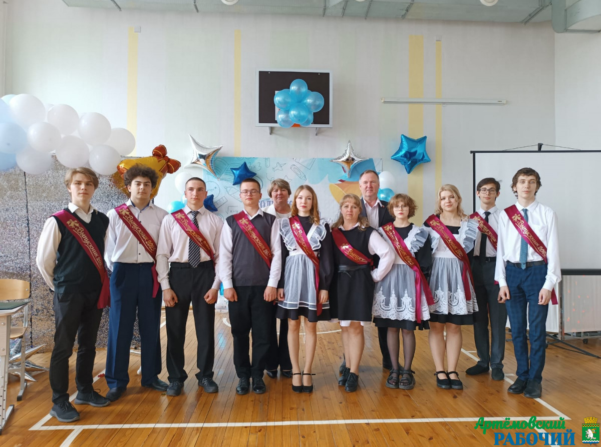 На фото: у выпускников праздник!
