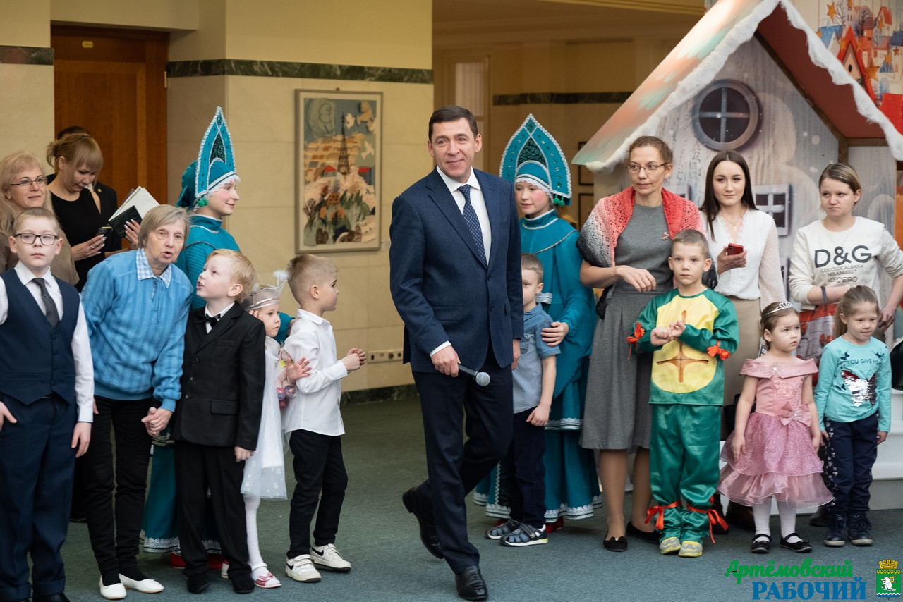 Евгений Куйвашев поздравил юных гостей новогодней ёлки в резиденции губернатора