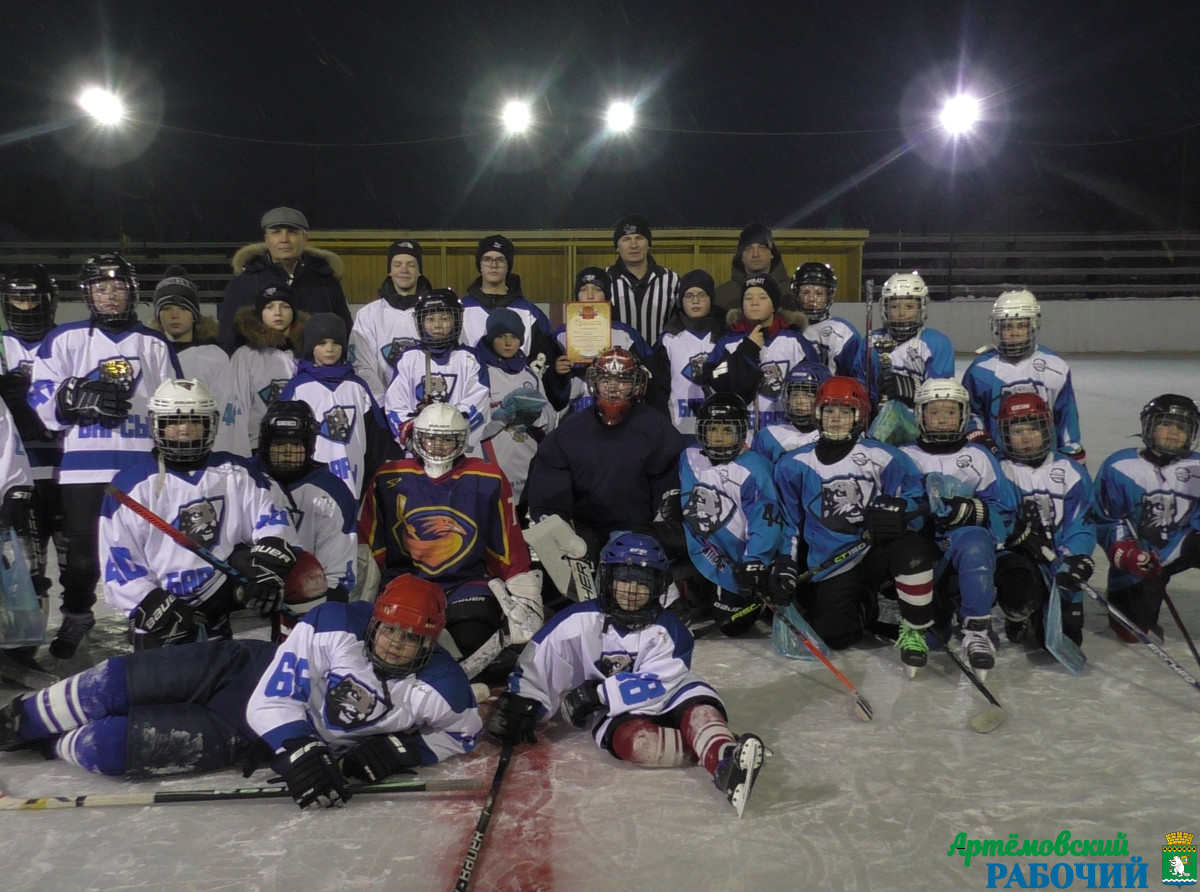 Фото Евгения Баченина. Юные артемовские хоккеисты сражались за приз главы АГО