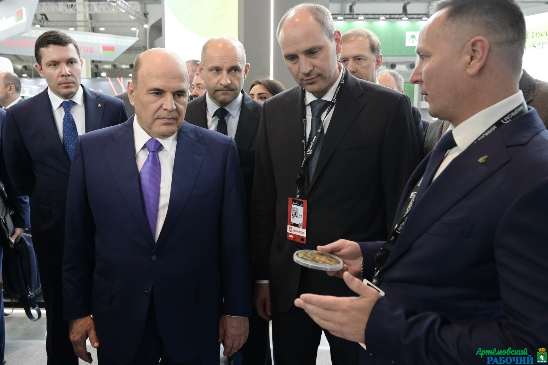 Денис Паслер на выставке ИННОПРОМ-2025 презентовал Михаилу Мишустину экосистему «Космос» на стенде Свердловской области