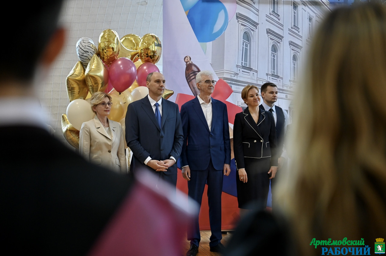 Денис Паслер поздравил свердловских выпускников с окончанием школ.