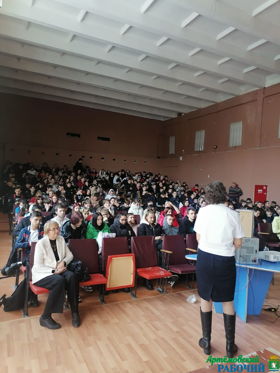 Артемовским студентам и школьникам рассказали, чего не должно быть в их соцсетях