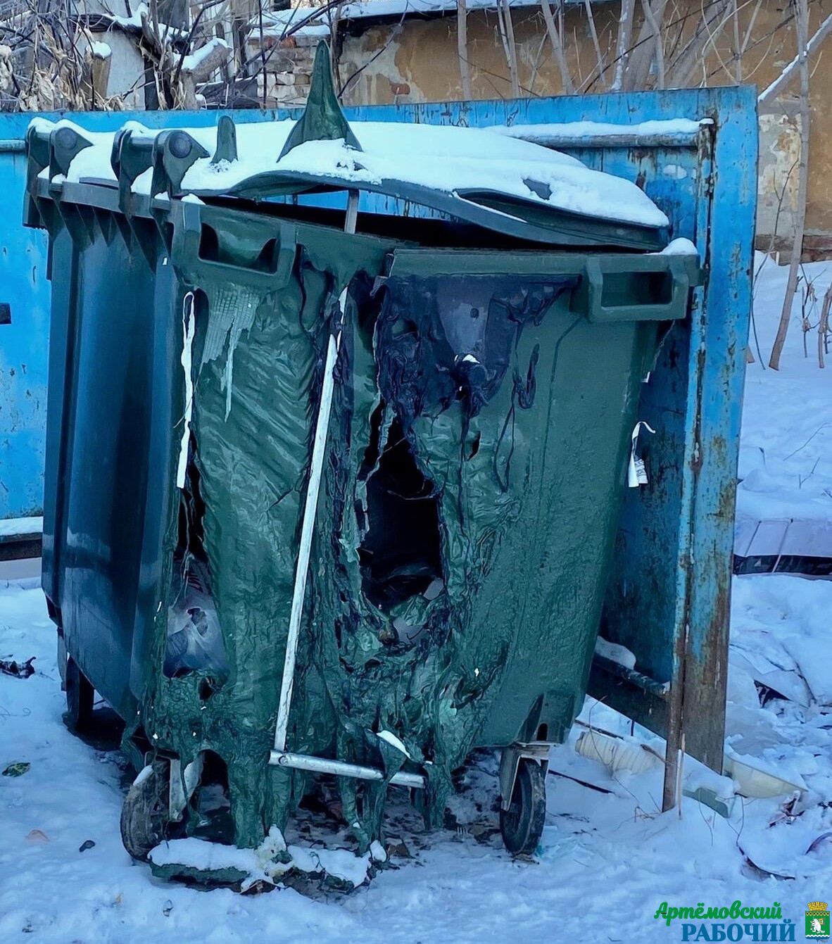 В минувшие выходные неизвестные сожгли в Артёмовском шесть баков для мусора