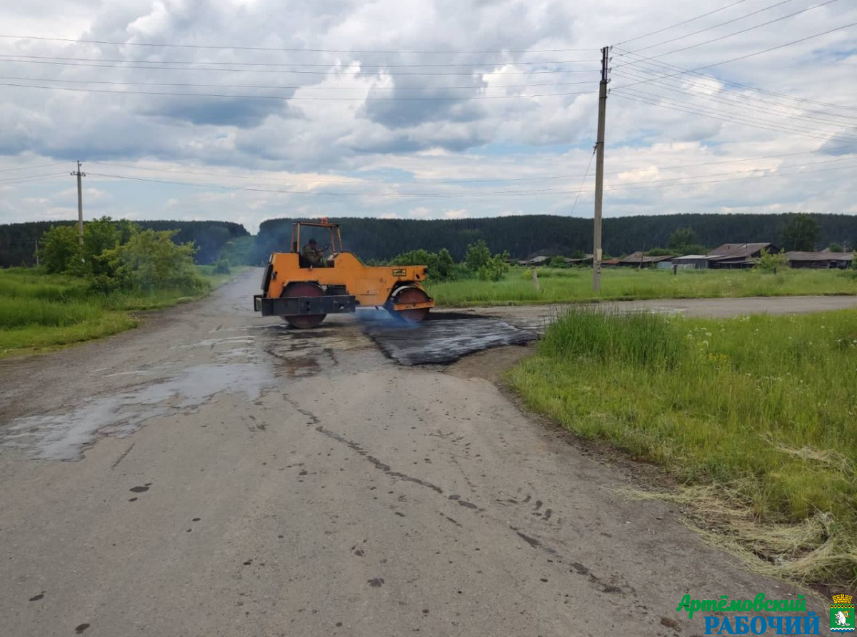 На фото из Т-канала главы АГО ремонт дорог в с. Мироново 