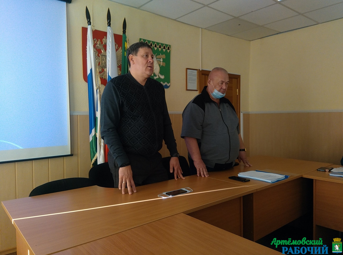 Глава АГО К. Трофимов и председатель Думы В. Арсенов приветствовали собравшихся