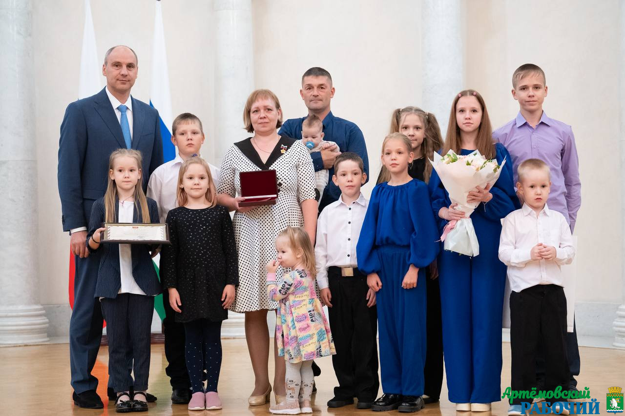 Денис Паслер вручил знаки «Мать-героиня» и ордена «Родительская Слава» 