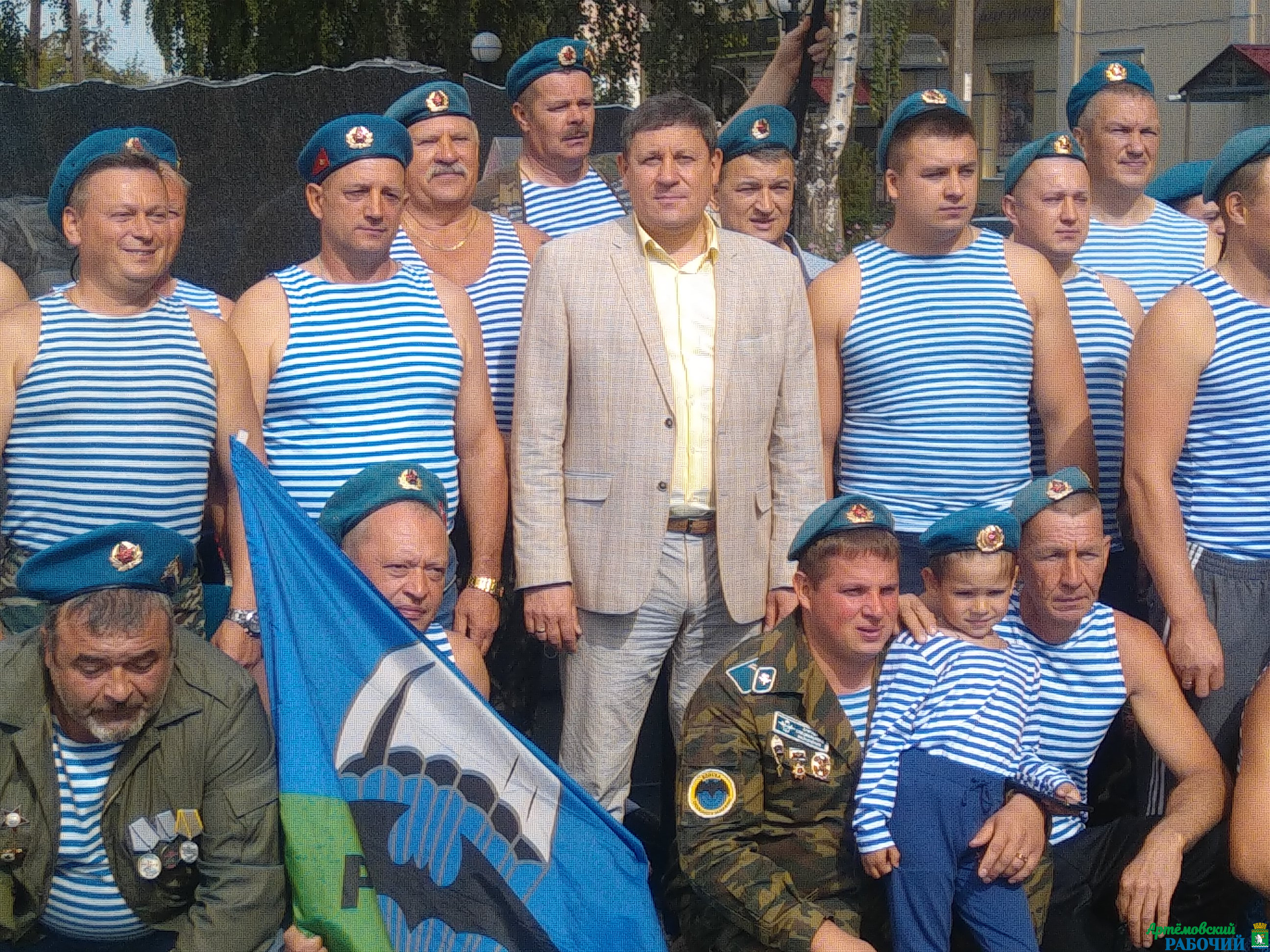 В Артемовском - всюду тельняшки, голубые береты и флаги ВДВ