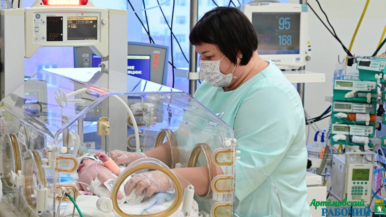 Врачи трех свердловских больниц и центра медицины катастроф спасли многодетную маму и ее новорожденного ребенка