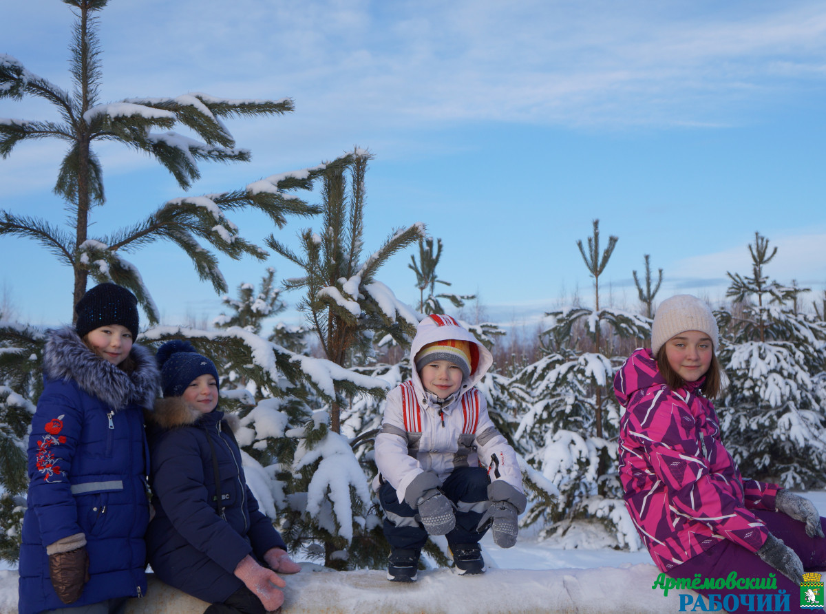 Фото Ирины Костенко. Дети радовались снеговым заносам и бегали по белой искрящейся глади снежного полотна.