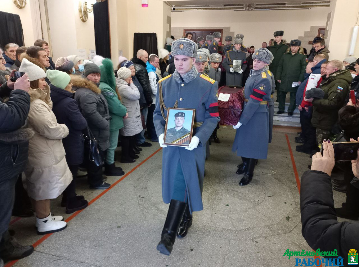Фото Василия Ергашева. Сотни людей пришли в ДК Попова, чтобы поклониться погибшим Героям