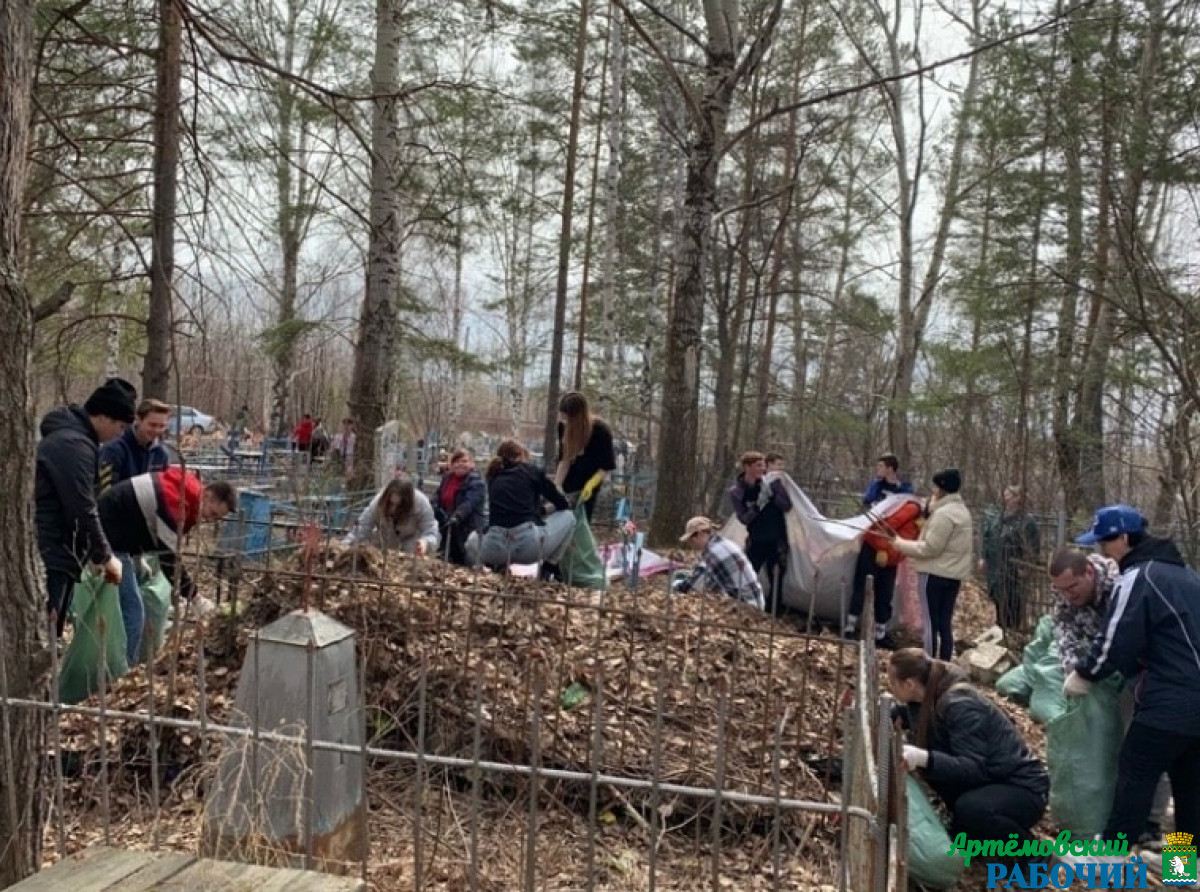 Фото предоставлено Валентиной Кайгородовой. Мусора на кладбищах очень много. На этом фото – субботник на кладбище в селе Большое Трифоново. Его организовали депутат Думы АГО Валентина Кайгородова вместе с отделом по работе с детьми и молодёжью администрации АГО. 