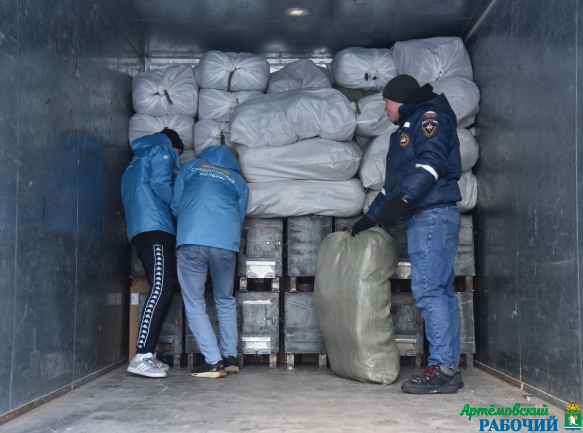 Фото ДИП Свердловской области. По итогам 2022 года Свердловская область направила на Донбасс 2,8 тысячи тонн «гуманитарки». 