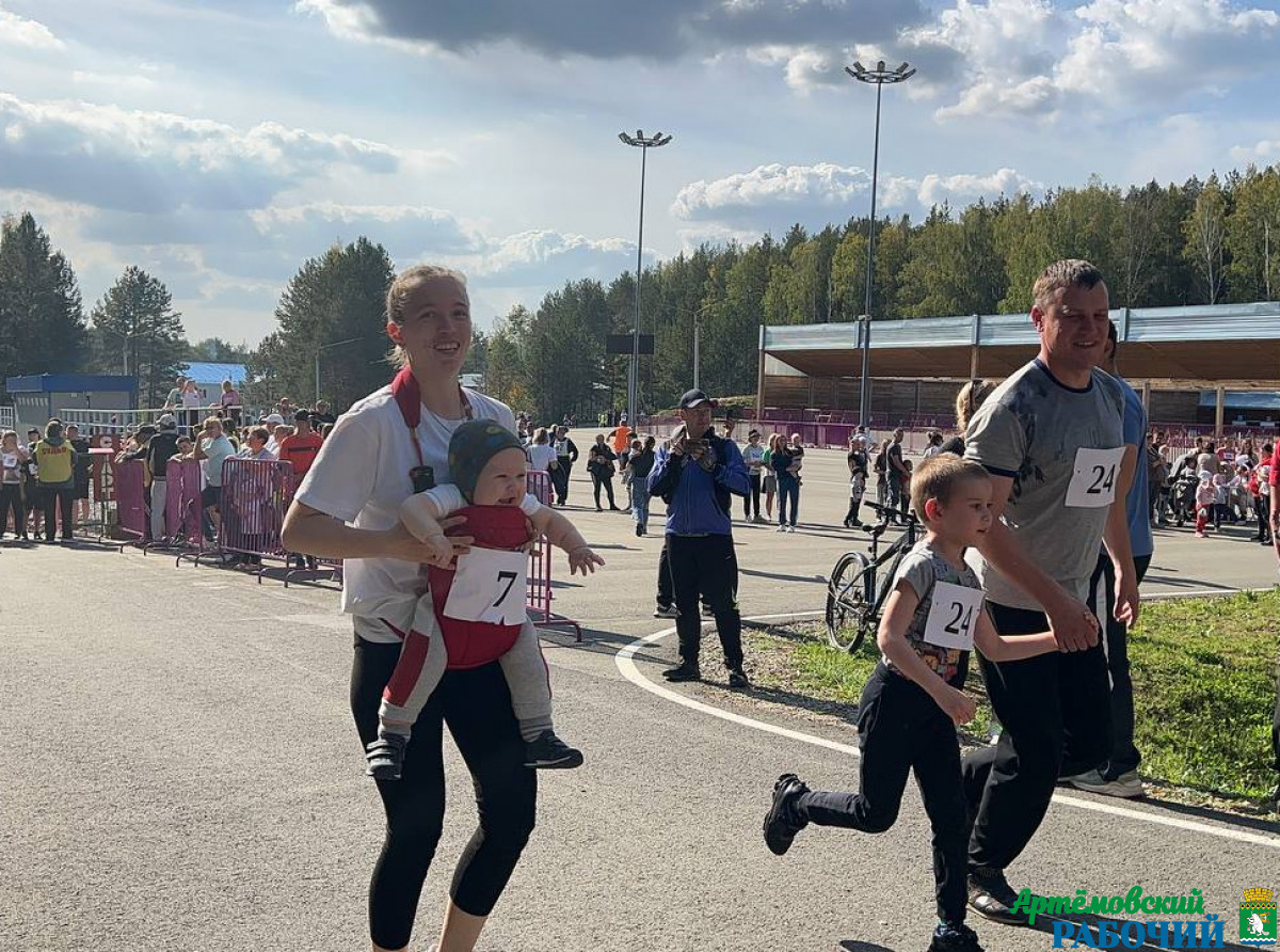 Фото Галины Таскиной. Самый юный участник семейного забега, восьмимесячный Кирилл Минеев пробежал всю дистанцию вместе с мамой. И, кажется, ему очень понравилось.