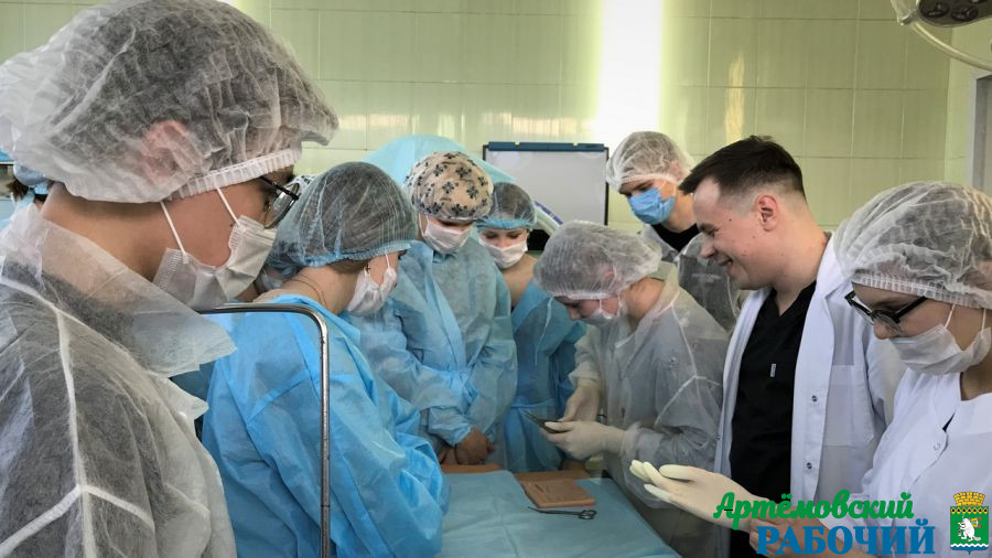 Мастер-класс в операционной: артемовские школьники учатся оперировать 