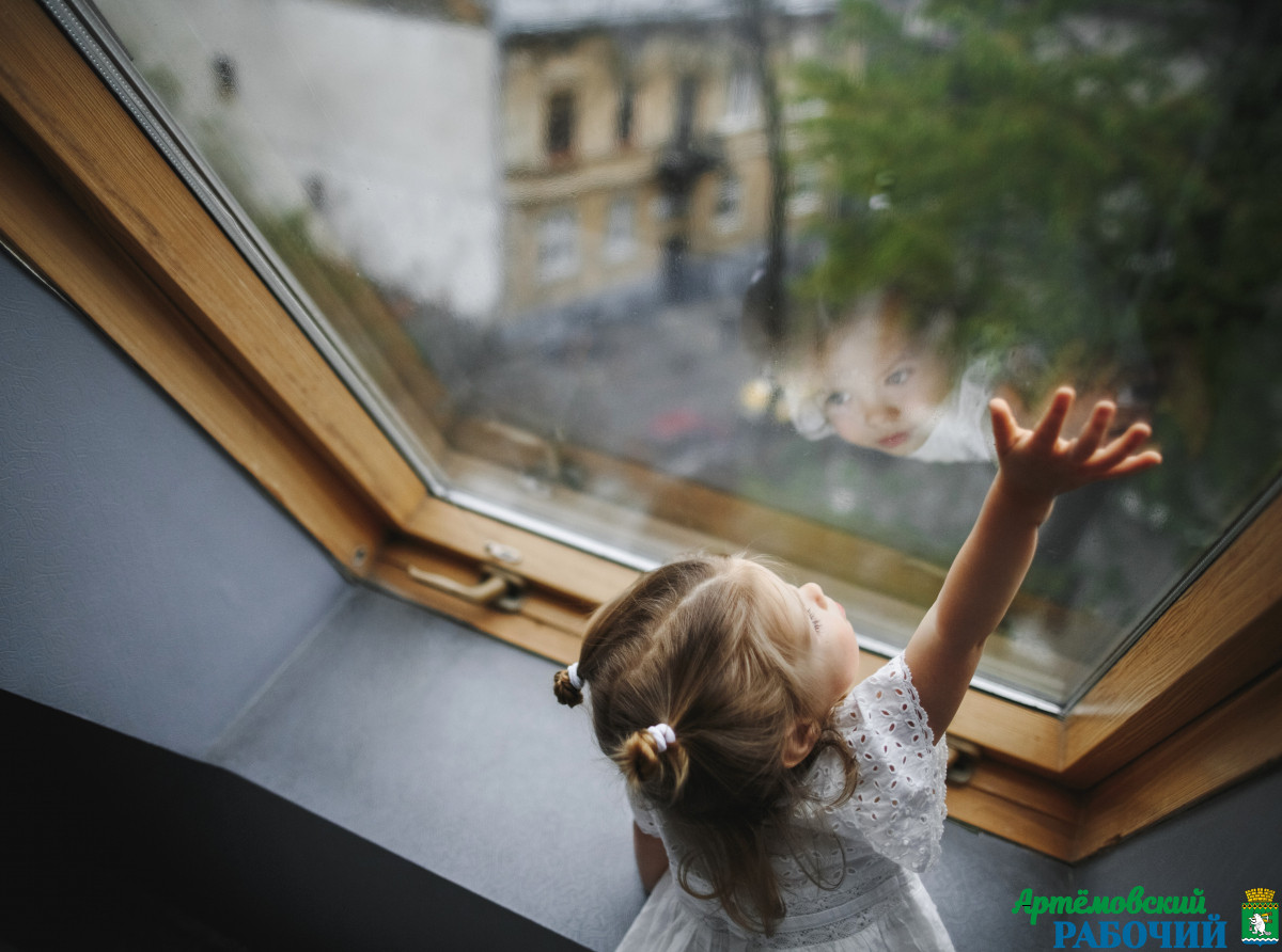 https://ru.freepik.com/free-photo/little-girl-is-looking-out-of-the-window_5697623.htm#query. Жара и открытое окно, недосмотр взрослых могут стать причиной трагедии.