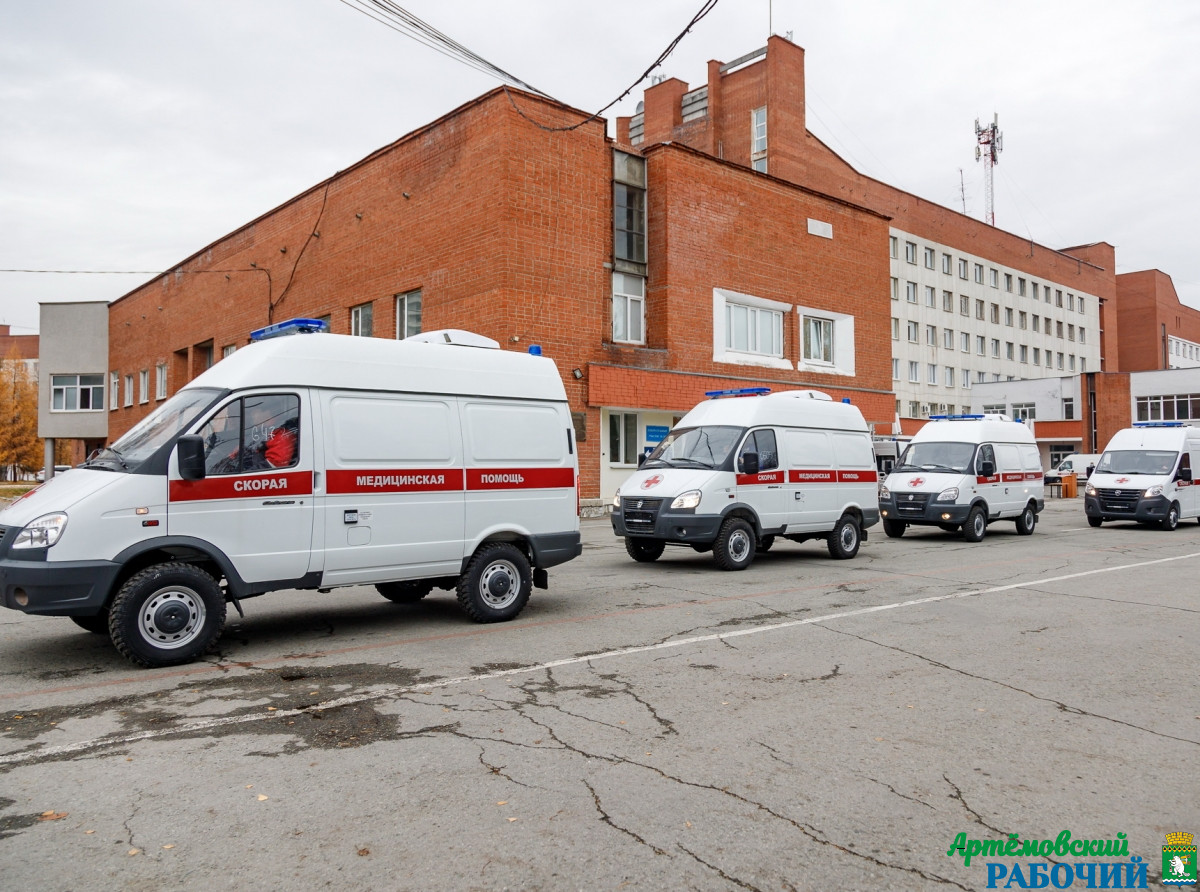 Фото предоставлено ДИП Свердловской области. Передача машин скорой медицинской помощи в областные больницы.