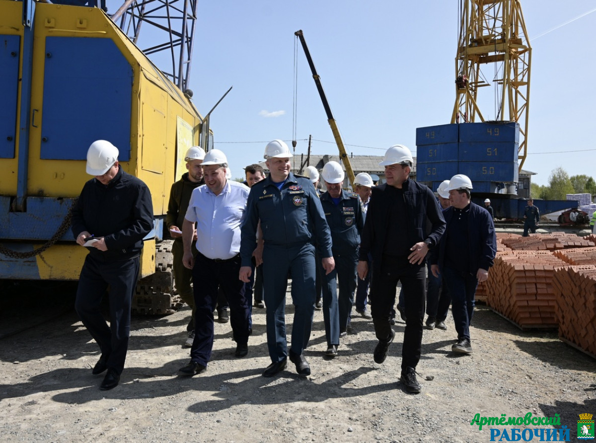 Фото ДИП Свердловской области. Глава региона и министр оценили темпы работ на стройплощадках в посёлке