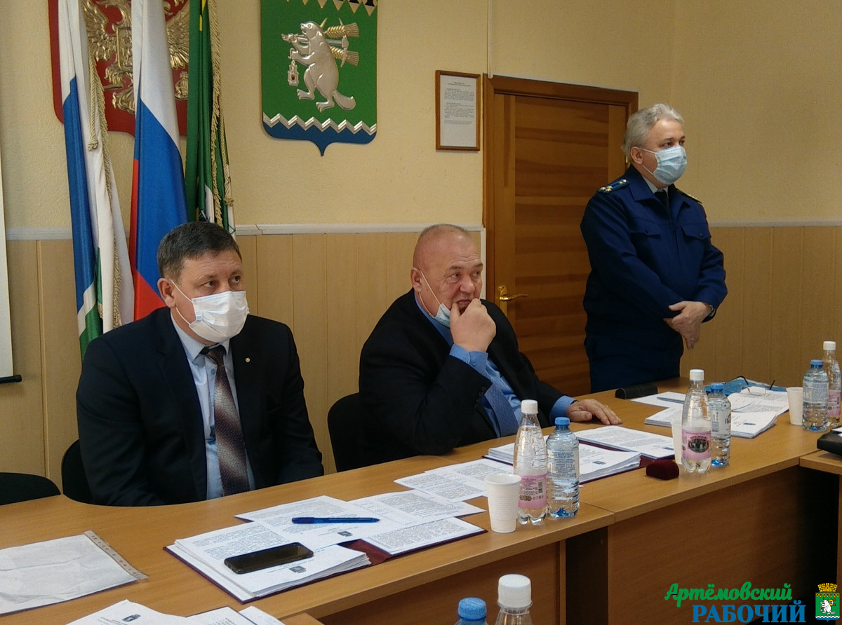 Фото: Василий Ергашев. На заседении присутствовали все 20 депутатов. Голосовали почти по всем вопросам единогласно.