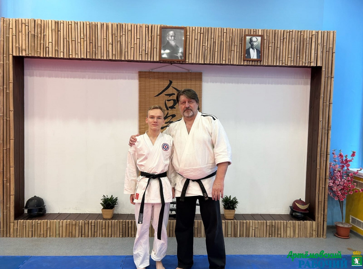 На фото: Семен Анисимов и президент Федерации айкидо России Николай Егоров. Фото предоставлено автором