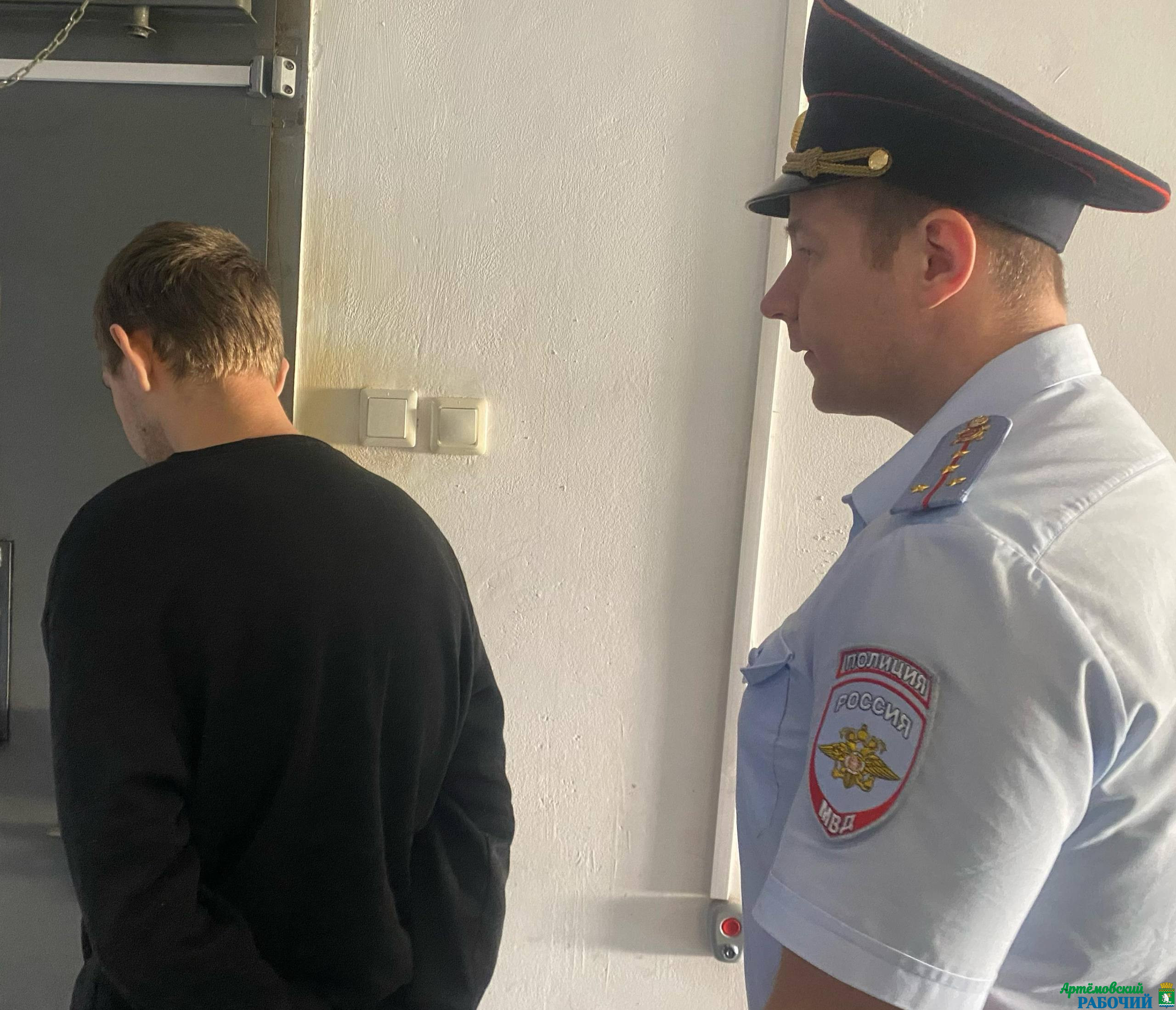 Свердловские сыщики задержали жителя Новосибирска за пособничество аферистам